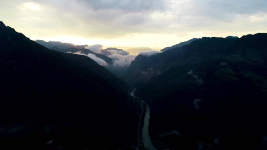 4K航拍清晨云雾缭绕大山日出风景4