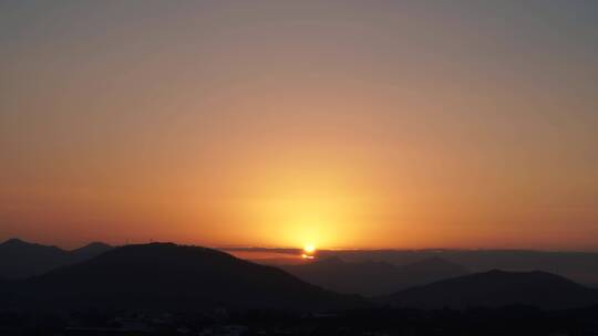 群山日落延时唯美夕阳黄昏橙色天空太阳下山