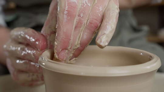一个人正在用手制作陶器
