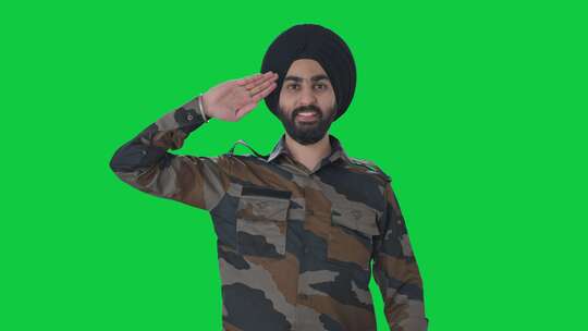 快乐的锡克教印度军人向印度国旗敬礼绿屏视频素材模板下载