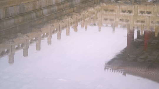 北京故宫三大殿石栏雨中倒影固定镜头