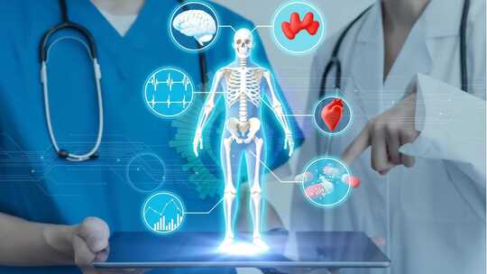 医生展示人体骨骼虚拟图像
