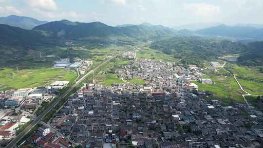 高铁驶过村庄风景航拍