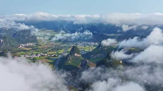 山间云雾缭绕的山村公路自然风景