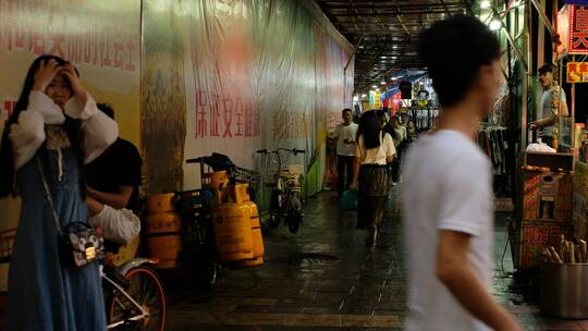 步行街繁忙雨天行人视频素材模板下载