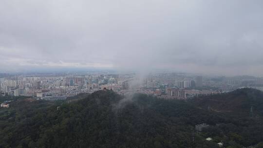 云雾缭绕的山地