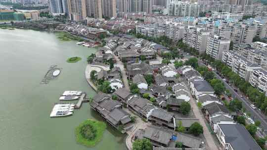 水边古建与现代建筑相映成趣的城市景观