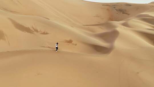 航拍沙漠中徒步行走的人