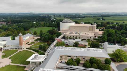 宾夕法尼亚州一个庞大的学校校园的鸟瞰图，有设施、天文馆、修剪整齐的场地