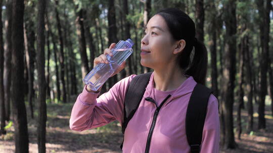 亚洲中国人女人树林旅游漫步拍照对话看风景