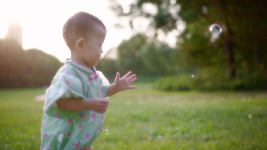 夕阳 小孩玩耍 逆光