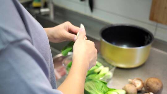 居家做饭的中国女性