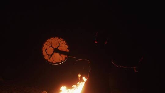 篝火旁跳舞的人视频素材模板下载