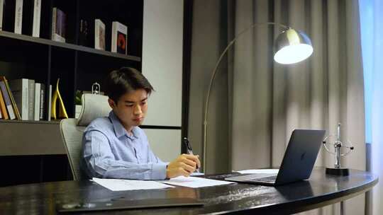 男子劳累辛苦加班熬夜