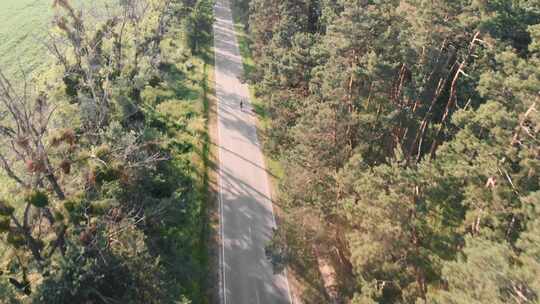 空中公路在森林空旷的道路上骑行