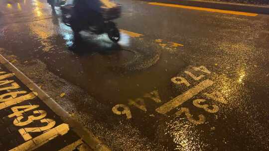 雨天夜晚下雨公交车站行人马路积水