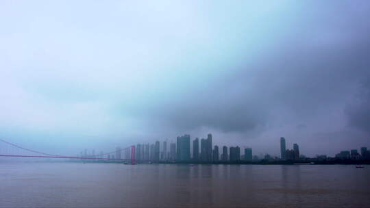 武汉鹦鹉洲大桥长江江面行船城市背景阴天