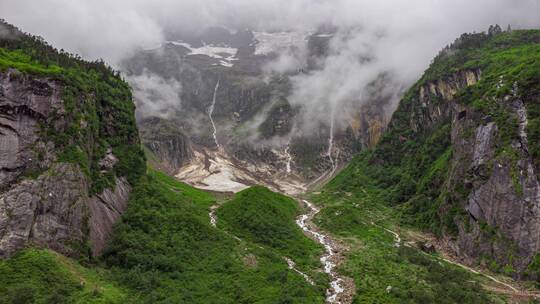 雪山下的冰川森林溪流