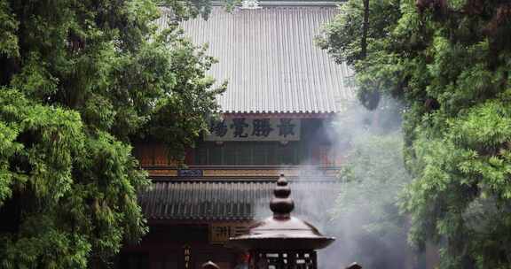 （慢镜）中国杭州灵隐寺下雨天