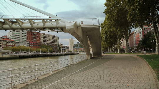 跨越河水的人行高架桥