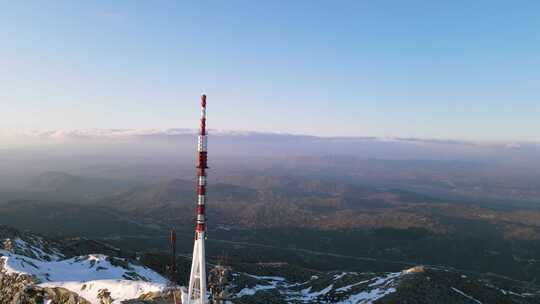 雪山顶部的电视和电信传输设施