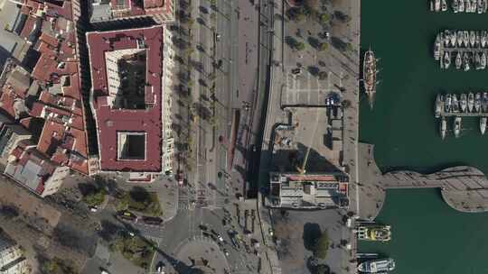 绕过港口天线附近交通圈行驶的交通