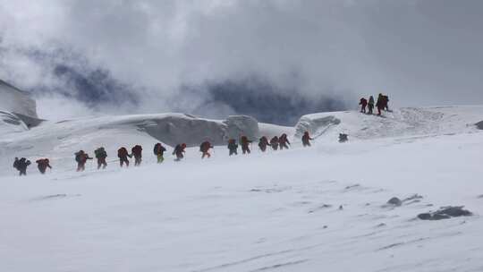 风雪中攀登冰川之父慕士塔格峰雪山的登山队