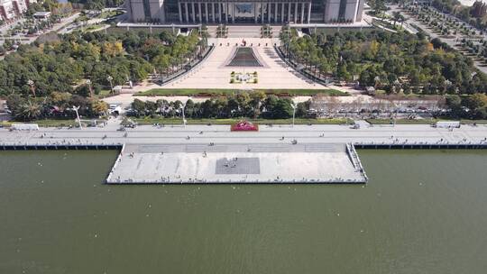 航拍昆明海埂大坝海鸥飞翔