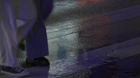 下雨夜景行人过马路斑马线脚步