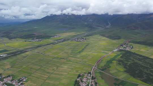 青藏高原门源云雾草山村庄白云远山