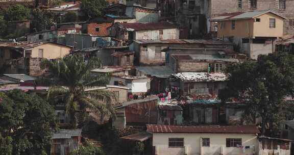 建在山坡上的密集社区