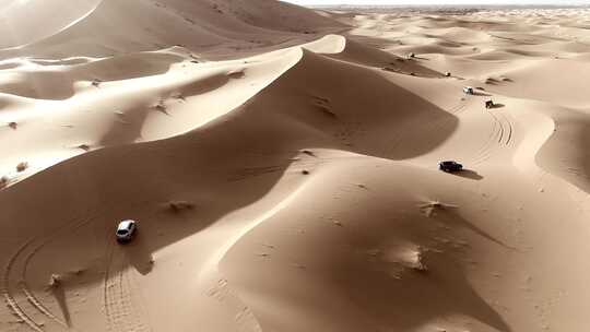 汽车穿越沙漠