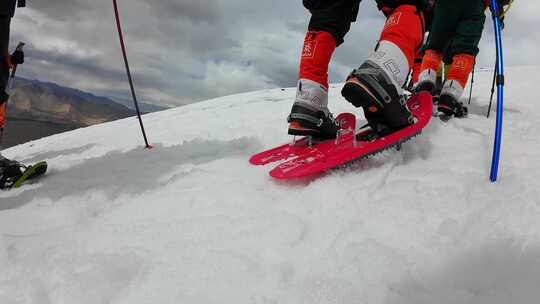 攀登慕士塔格峰雪山的登山者脚步慢动作