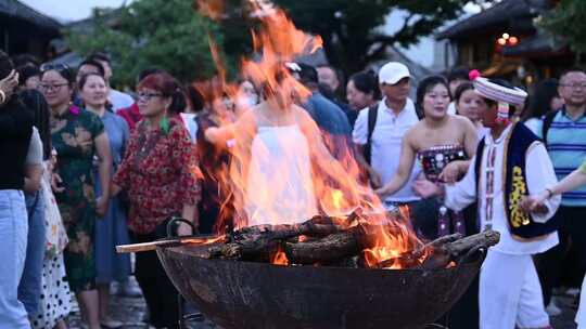 丽江古城篝火晚会