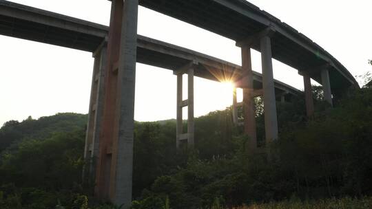 西双版纳热带雨林中的高速公路