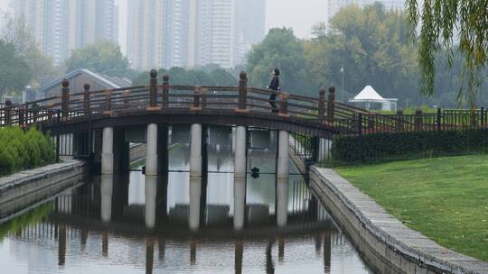 美女行走在路上赏风景