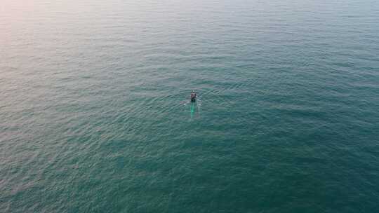 海上小渔船航拍