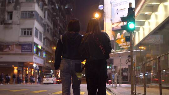 两个年轻女人走在路上