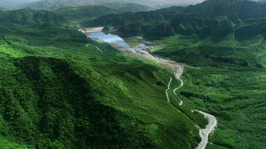 航拍绿色的大山、茂密的植被,绿水青山