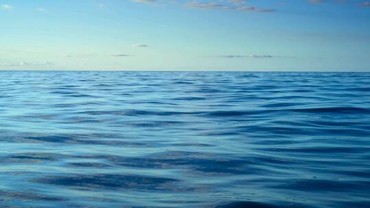 唯美航拍平静的海面大海蓝色