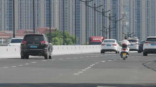 炎热夏日，车流行驶在高架桥道路上的特写