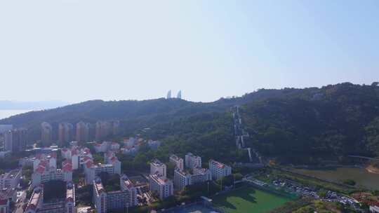 思明区山林间的多彩建筑群鸟瞰全景