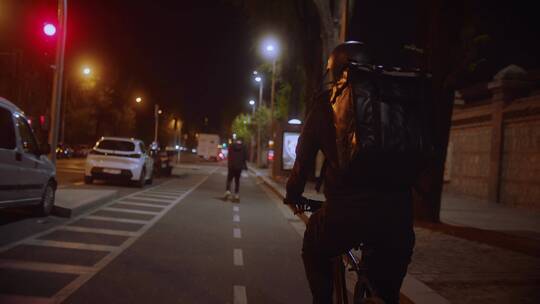 街道上骑自行车的快递员视频素材模板下载