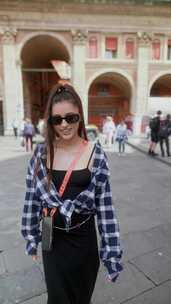 一位美丽的年轻游客漫步在意大利博洛尼亚市