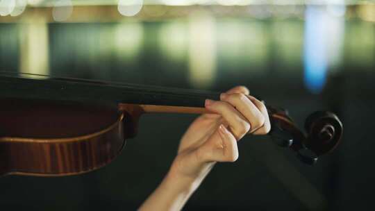 手部特写演奏小提琴素材