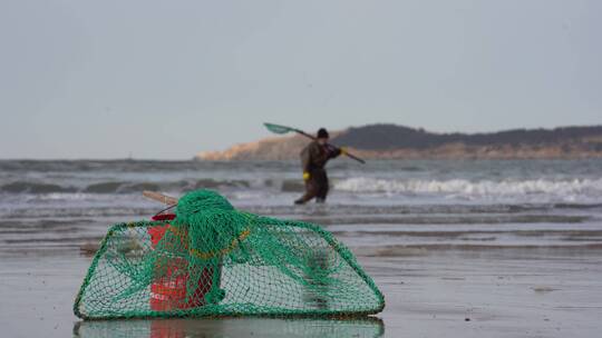 威海金海滩海边赶海的网与渔民视频素材模板下载