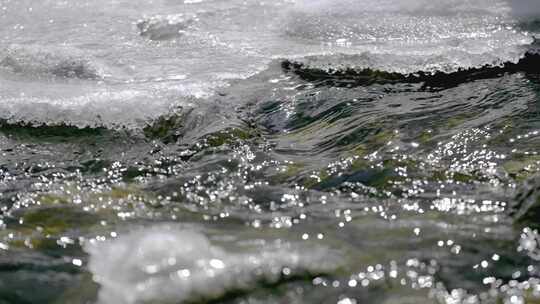 春天被雪覆盖的河流河水