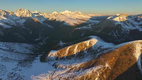 航拍雪山