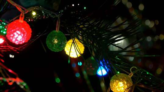 圣诞树上的彩色装饰灯