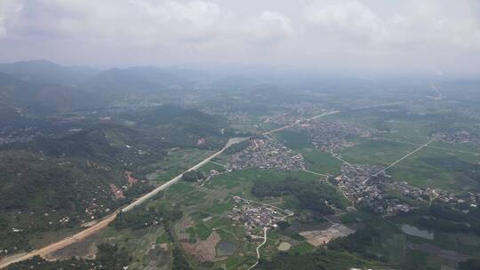 蓝天白云下的山村